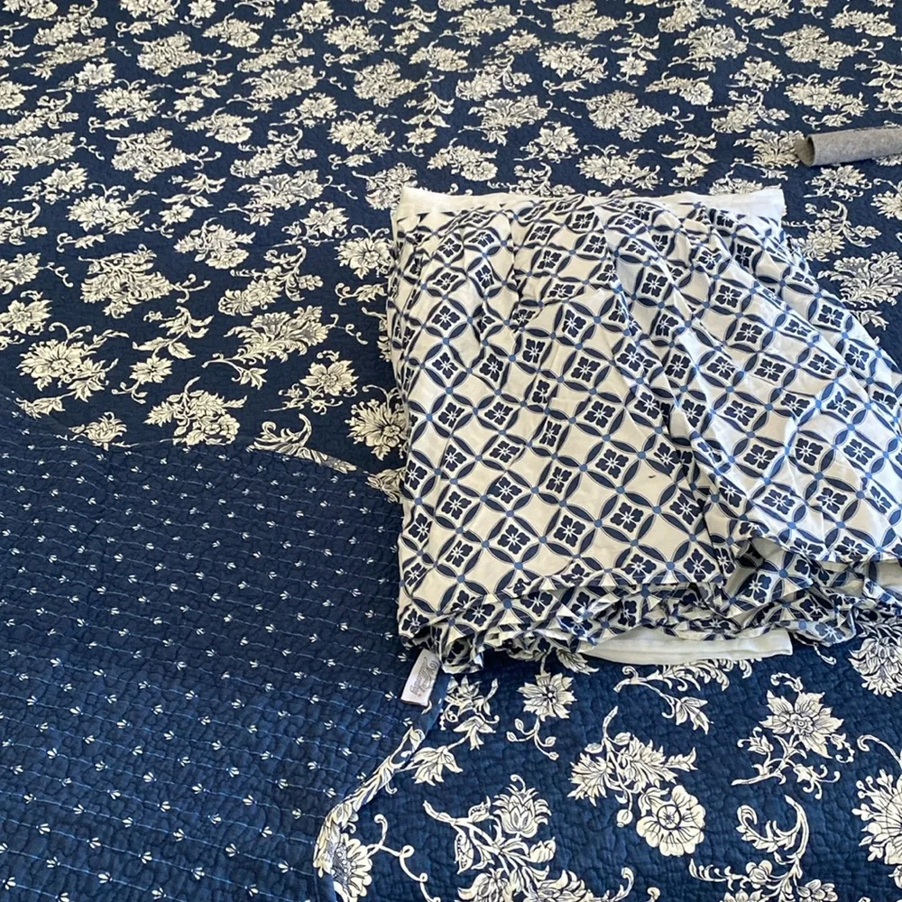 In excellent condition 2 sided quilt and dust ruffle size queen bed cover.